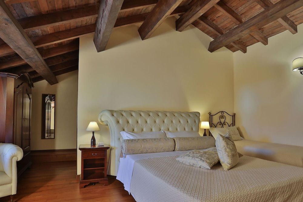Castello Castriota Scanderbeg Suites De Charme Basic Quadruple Room