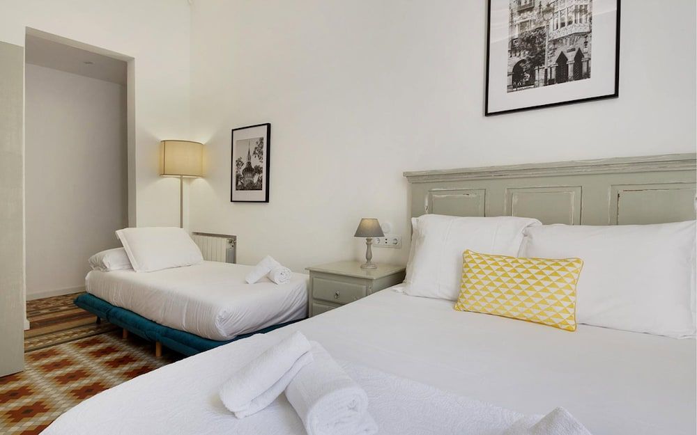 Hostal Girona Superior Triple Room, Private Bathroom (balcón) 5