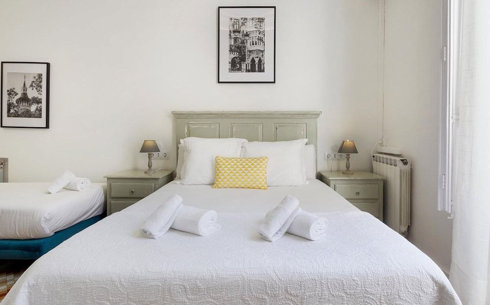 Hostal Girona Superior Triple Room, Private Bathroom (balcón) 6