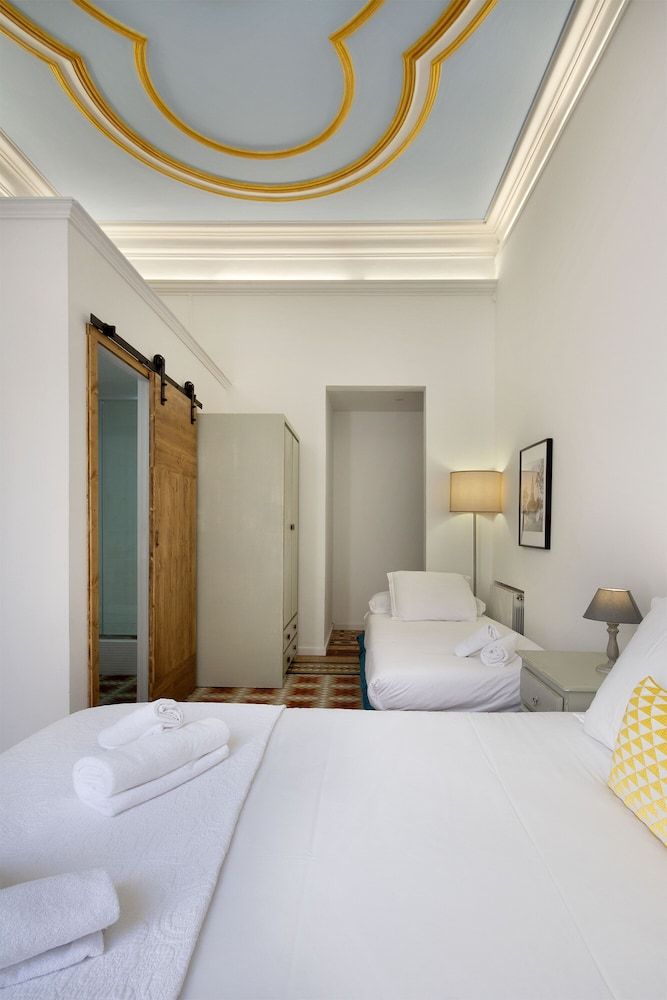 Hostal Girona Superior Triple Room, Private Bathroom (balcón) 2