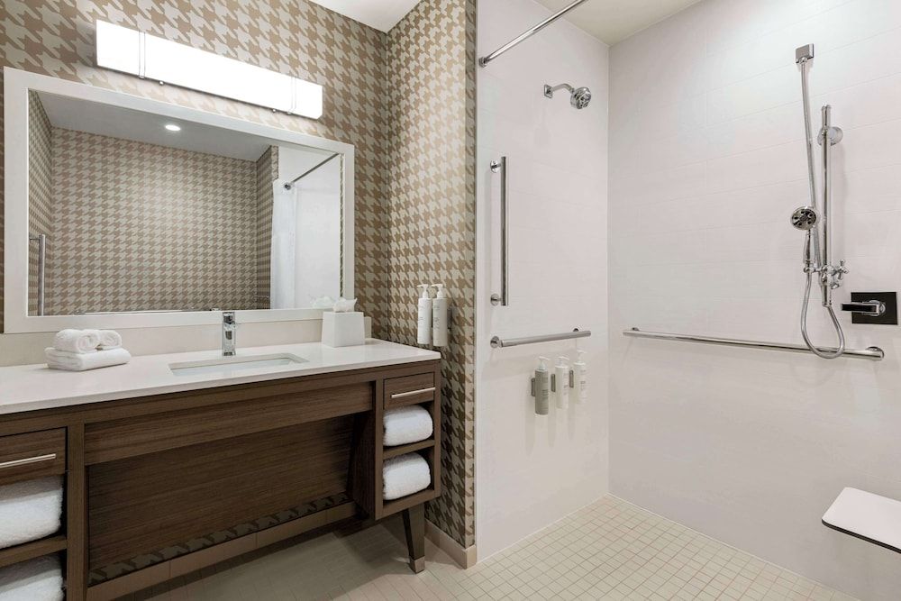 Studio, 1 King Bed, Accessible