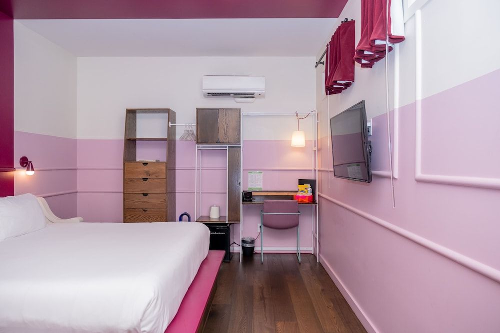 Room 1:6 - Interior King
