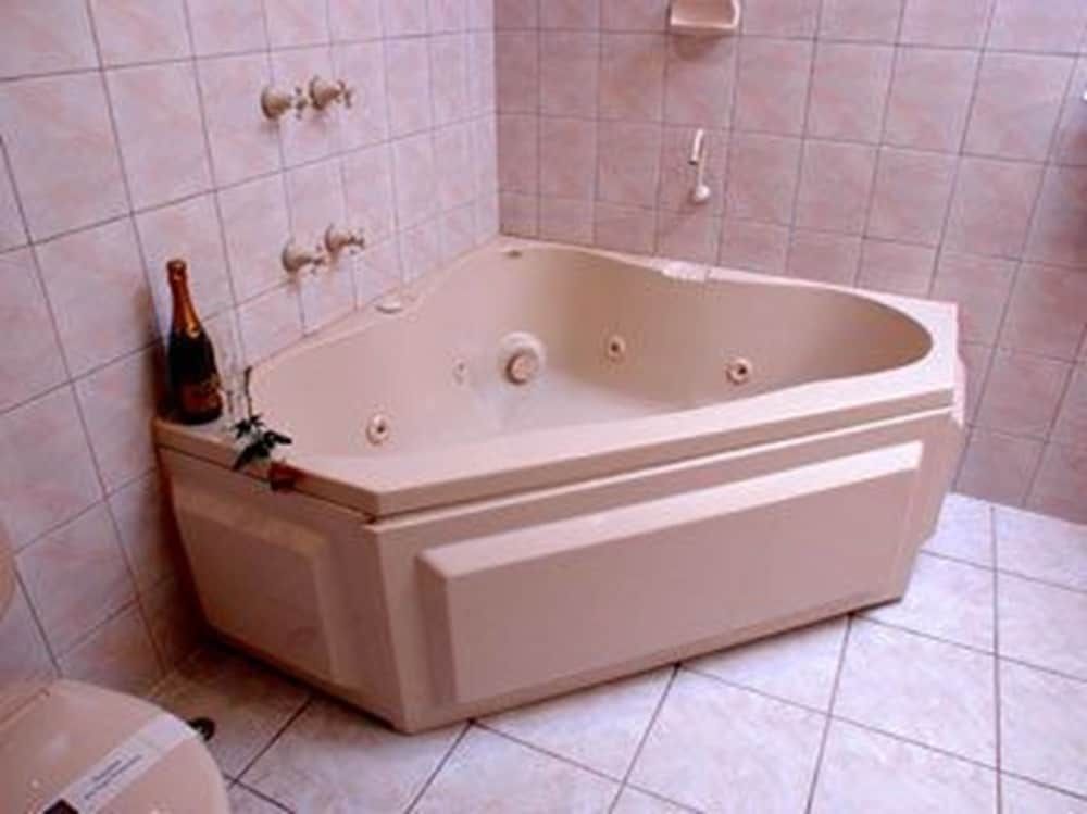 Hume Villa Motor Inn Deluxe Spa Room 2