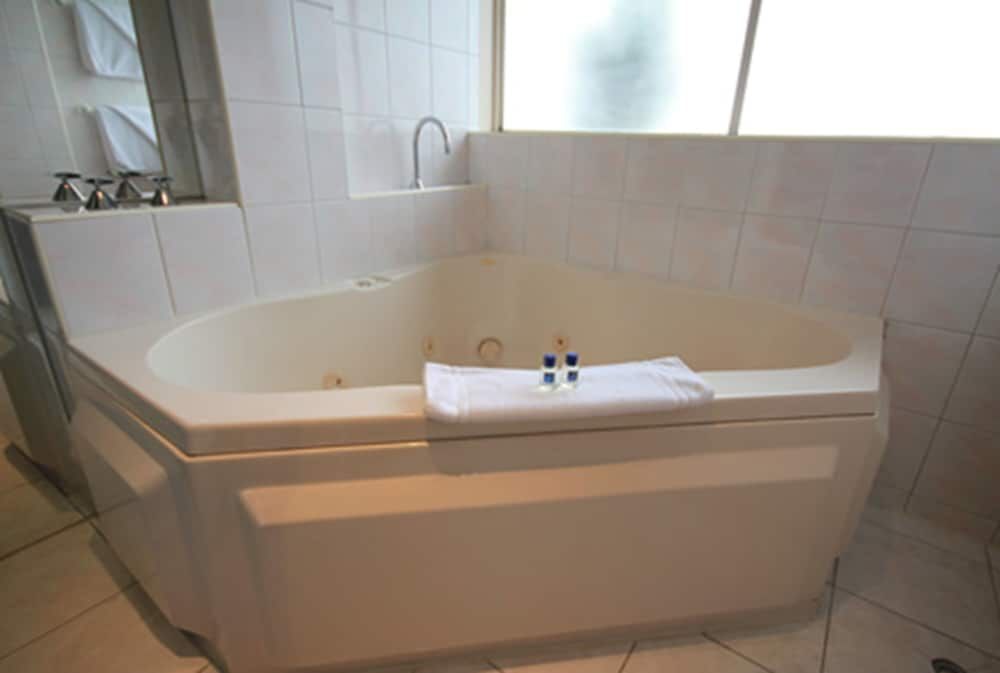 Hume Villa Motor Inn Deluxe Spa Room