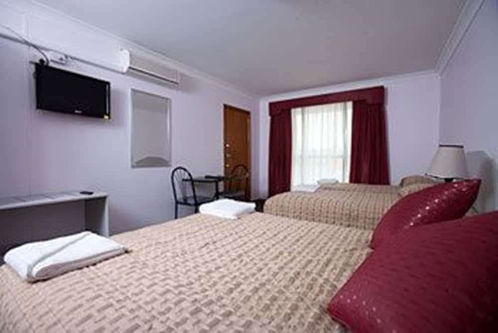 Hume Villa Motor Inn Family Room 2