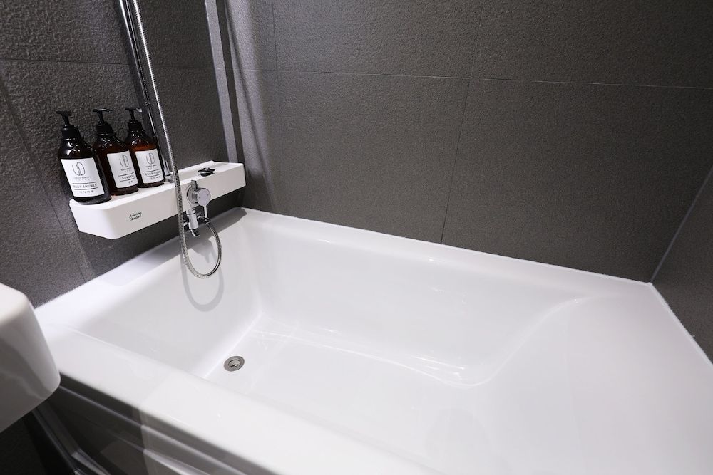 Hotel Urban Brown Deluxe 2 PC Room (Free Netflix) 5