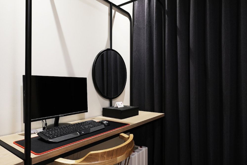 Hotel Urban Brown Deluxe Twin Room (Free Netflix) 3