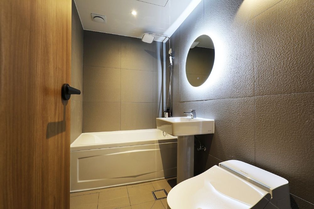 Hotel Urban Brown Deluxe Twin Room (Free Netflix) 4