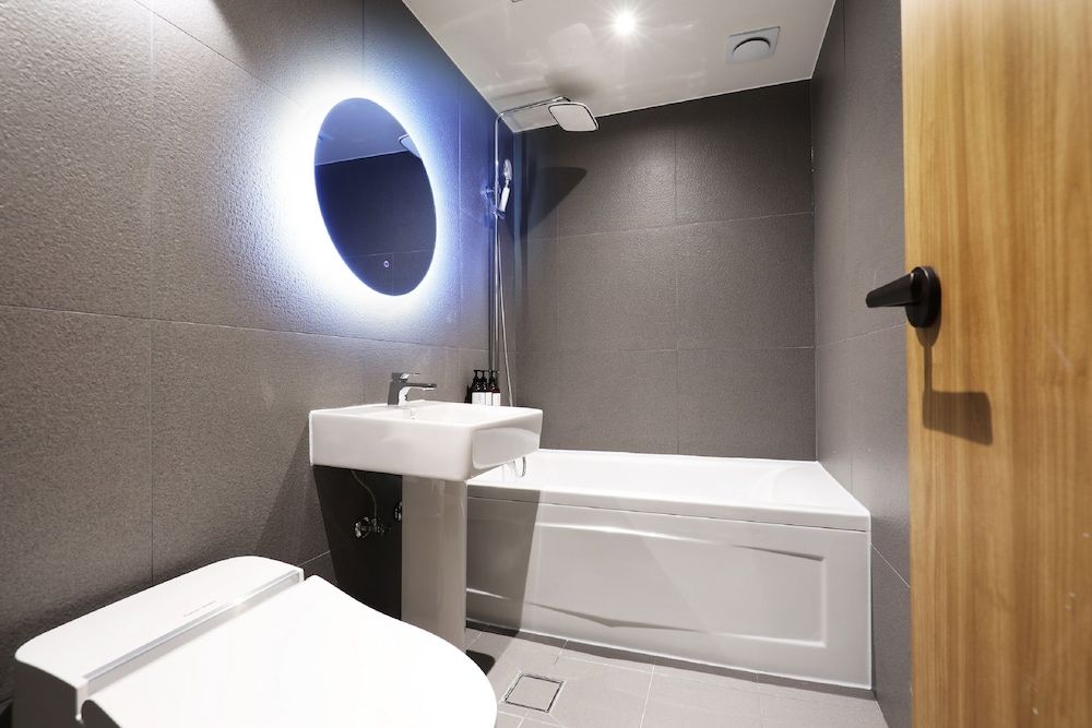 Hotel Urban Brown Deluxe 2 PC Room (Free Netflix) 4