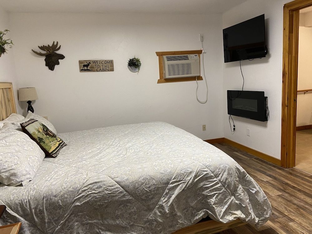 Cascade Lake Inn Basic Room, 1 King Bed, Accessible 2