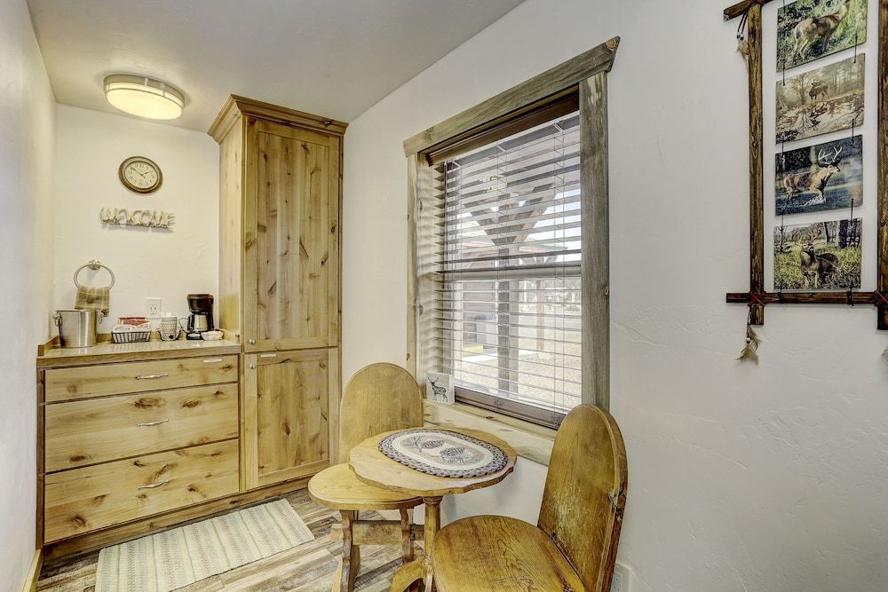 Cascade Lake Inn Deluxe Room, 1 King Bed 2