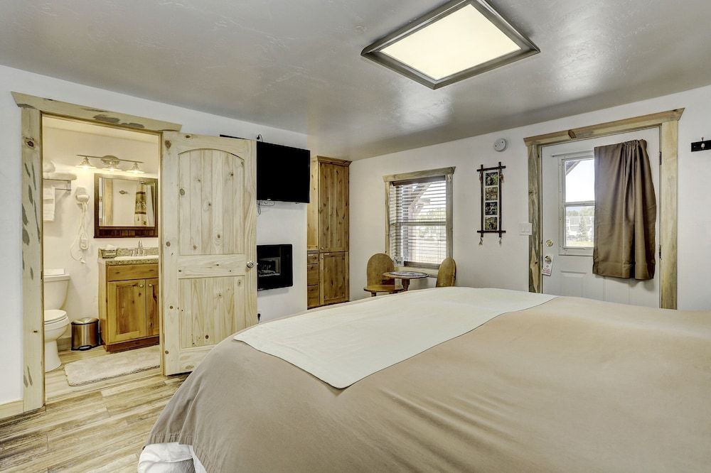 Cascade Lake Inn Deluxe Room, 1 King Bed 3