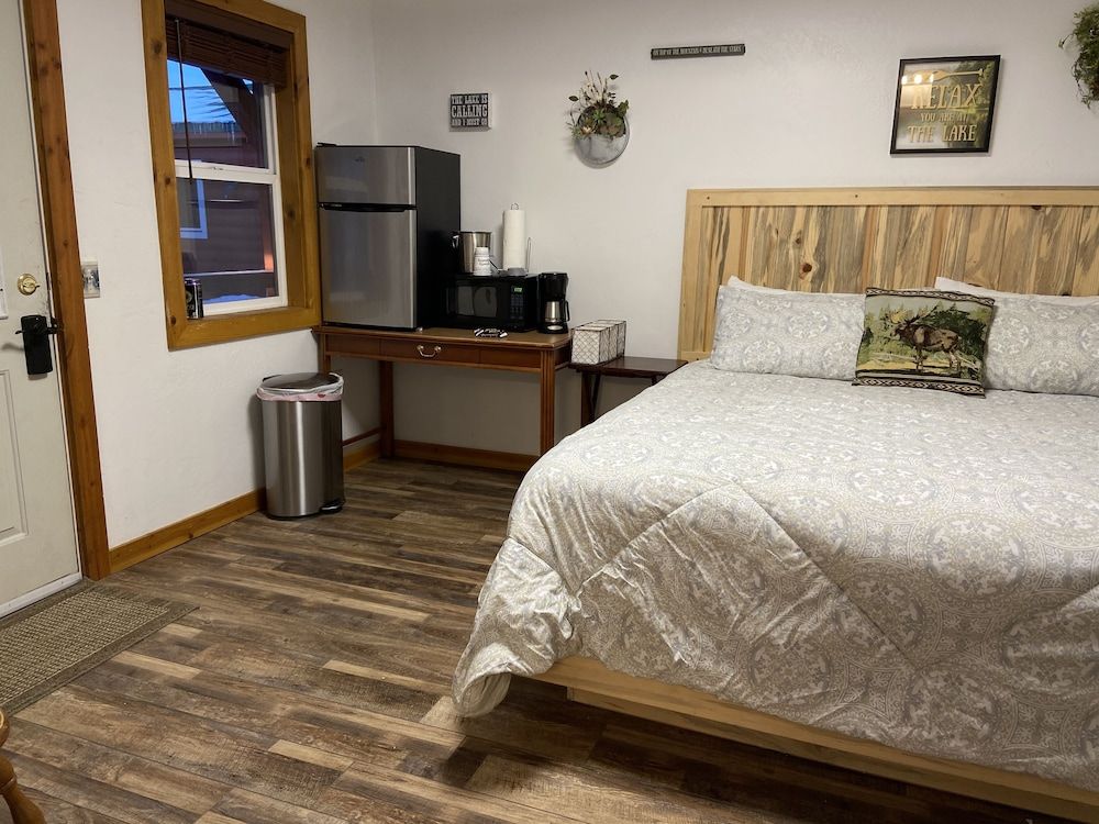 Cascade Lake Inn Basic Room, 1 King Bed, Accessible 3