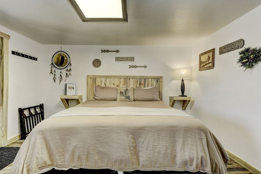 Cascade Lake Inn Deluxe Room, 1 King Bed 4