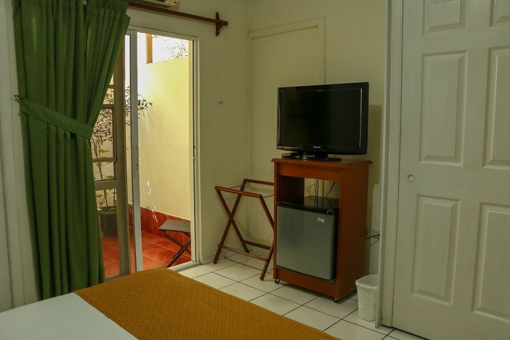 undefined Hotel Villa Serena San Benito 10