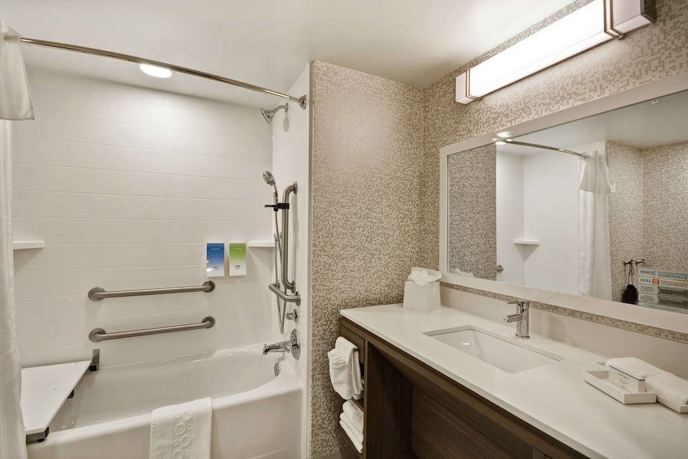 Studio, 2 Queen Beds, Accessible, Bathtub