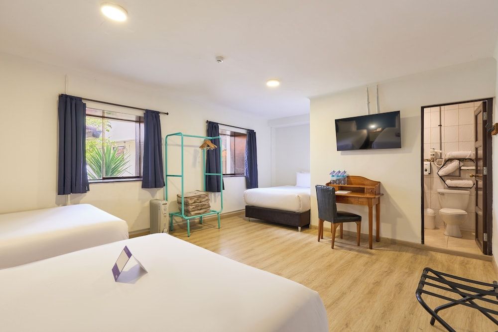 Traditional room with six beds