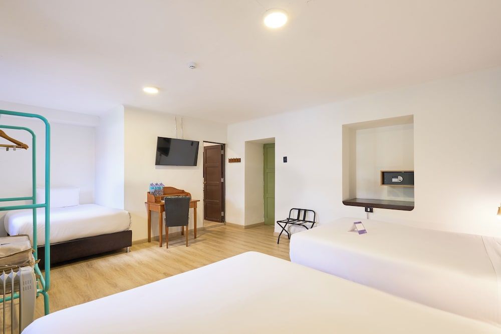 Traditional room with six beds