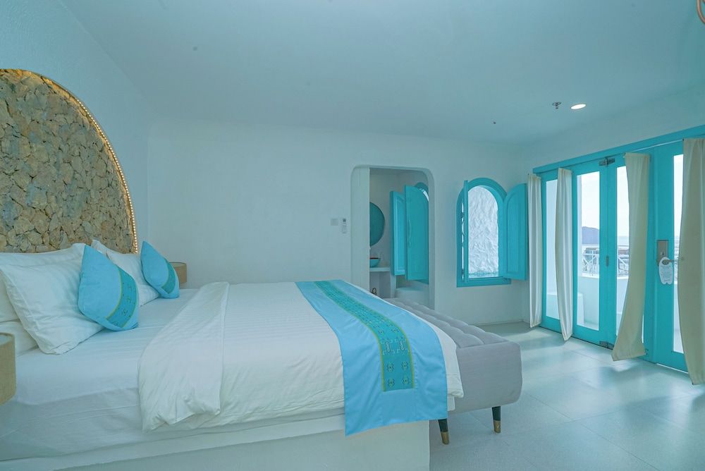 undefined Loccal Collection Hotel 8