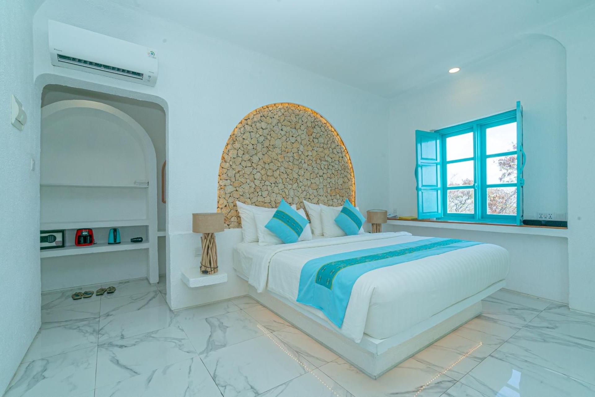 undefined Loccal Collection Hotel 9