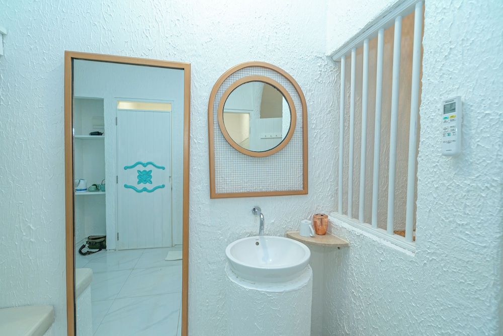 Loccal Collection Hotel Standard Twin Room 3