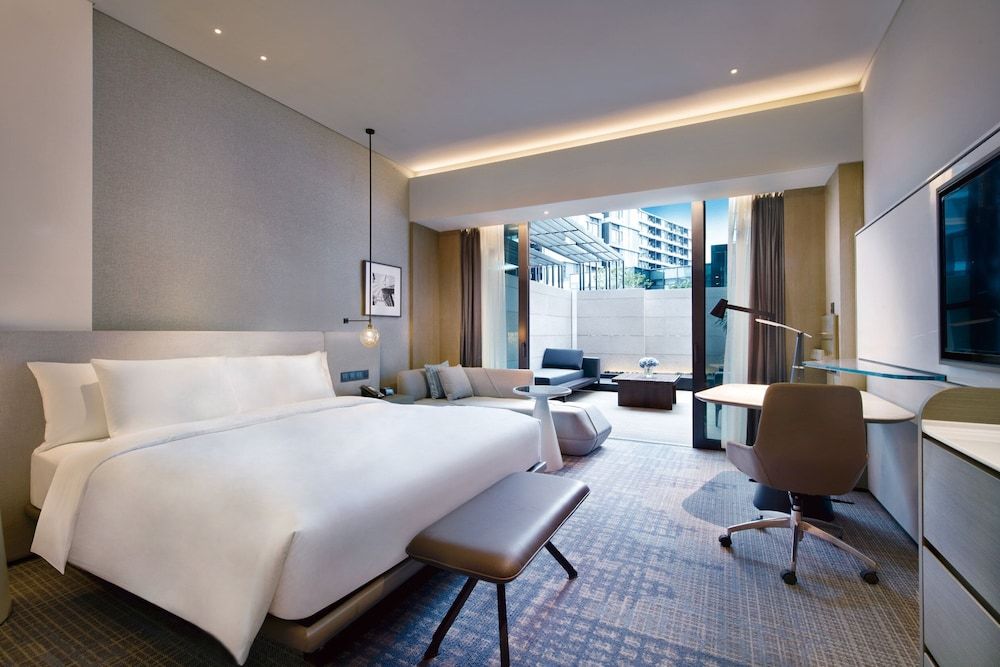 Standard Room, 1 King Bed, Accessible, Club Lounge Access (Outdoor Garden)