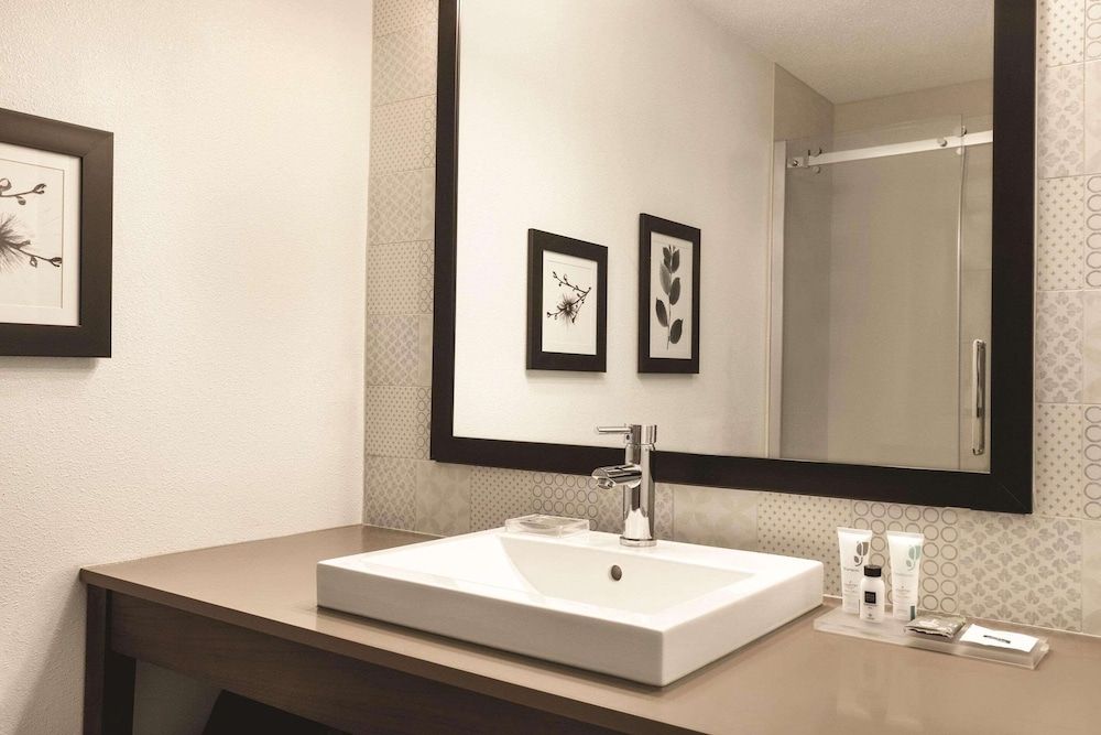 Country Inn & Suites by Radisson, Buffalo, MN Standard Room, 2 Queen Beds, Non Smoking 2