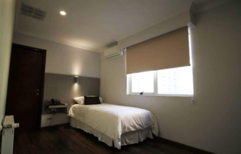 undefined Hotel Elisa Cole 3