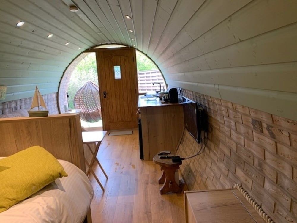 Cosy Escape Heated Luxury pod and hot tub Cabin 9