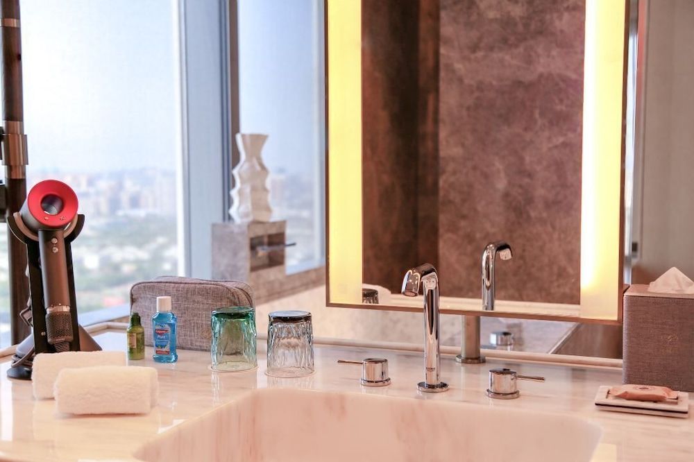 Grand Bay Hotel Chengdu Executive River View Room with Healing Pool 2