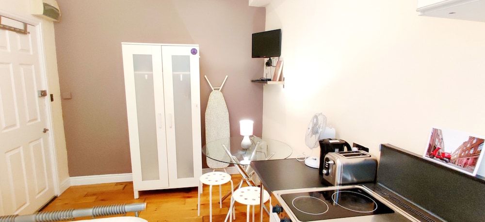 undefined White's Row Resident 7