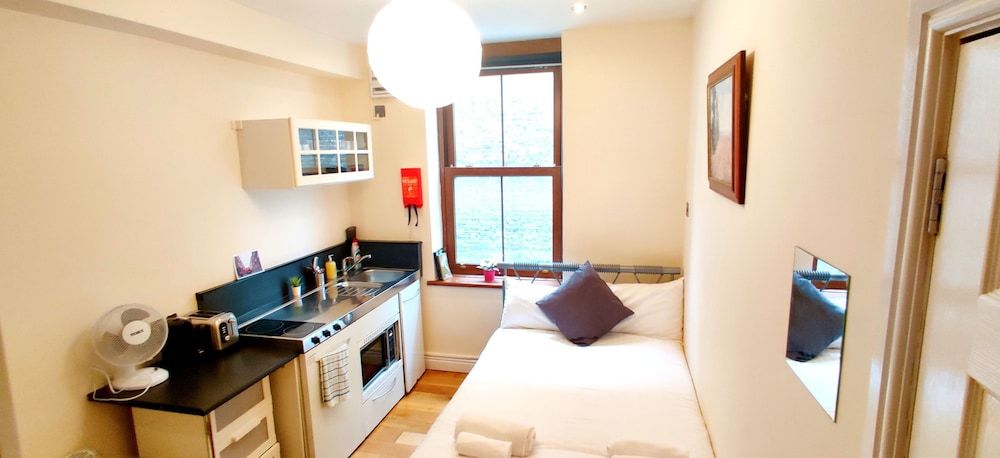 undefined White's Row Resident 3