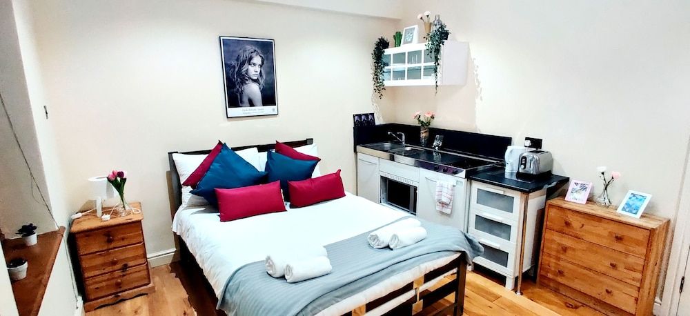 undefined White's Row Resident 10