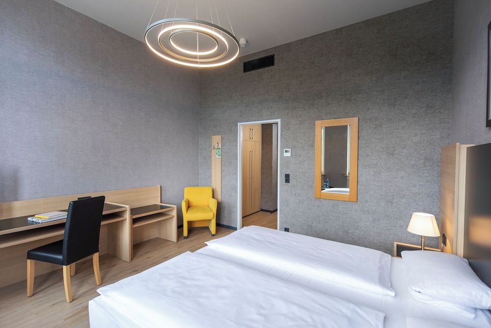 Roomingtons Franziskushöhe Lohr Double Room, Valley View 6