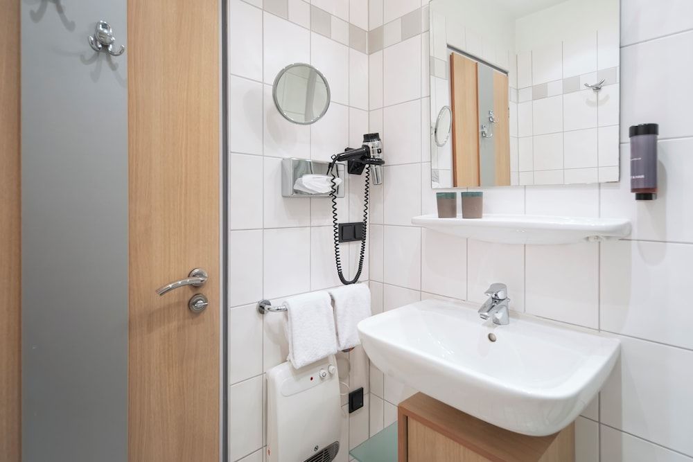 Roomingtons Franziskushöhe Lohr Single Room, Valley View 10