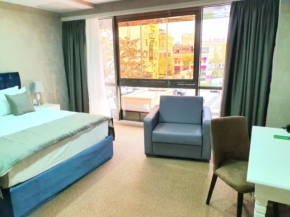 La Casa Fountains Square Deluxe Triple Room 5