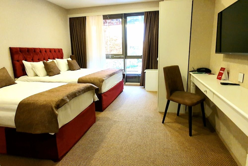 La Casa Fountains Square Deluxe Triple Room 9