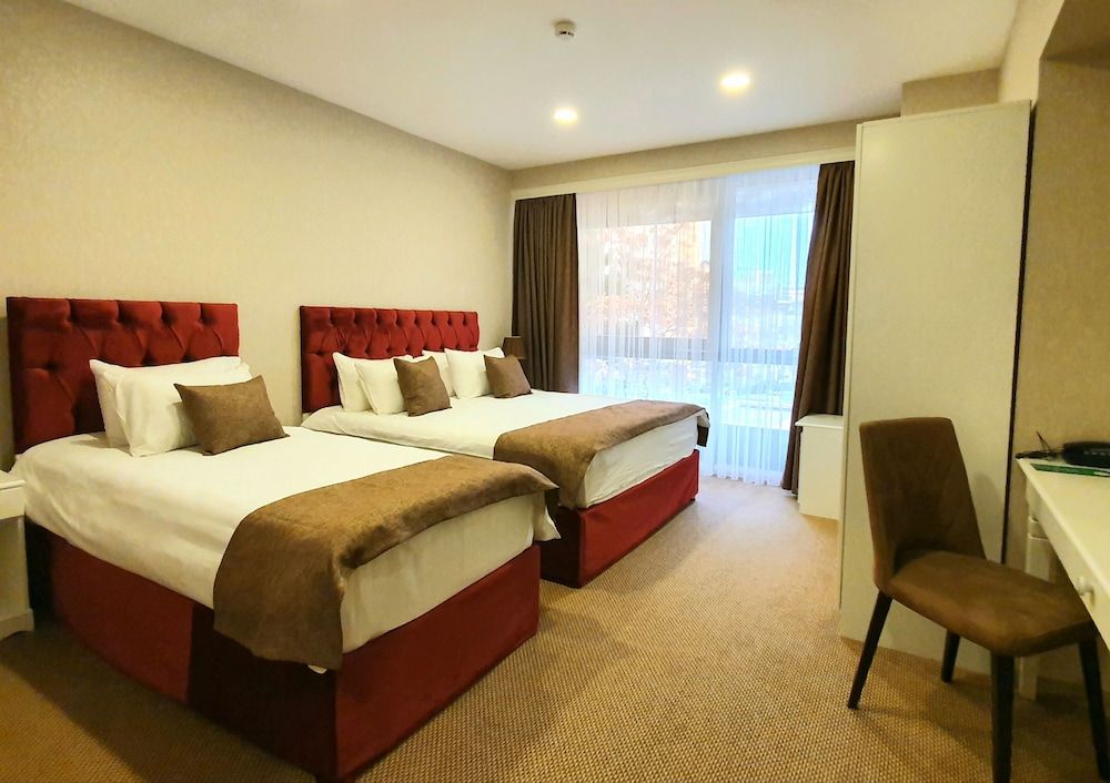 La Casa Fountains Square Deluxe Triple Room 6