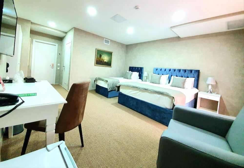 La Casa Fountains Square Deluxe Triple Room 10