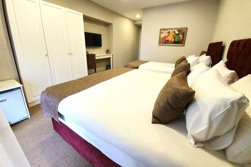 La Casa Fountains Square Deluxe Triple Room 14