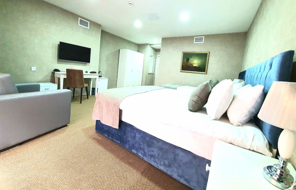 La Casa Fountains Square Deluxe Triple Room 7