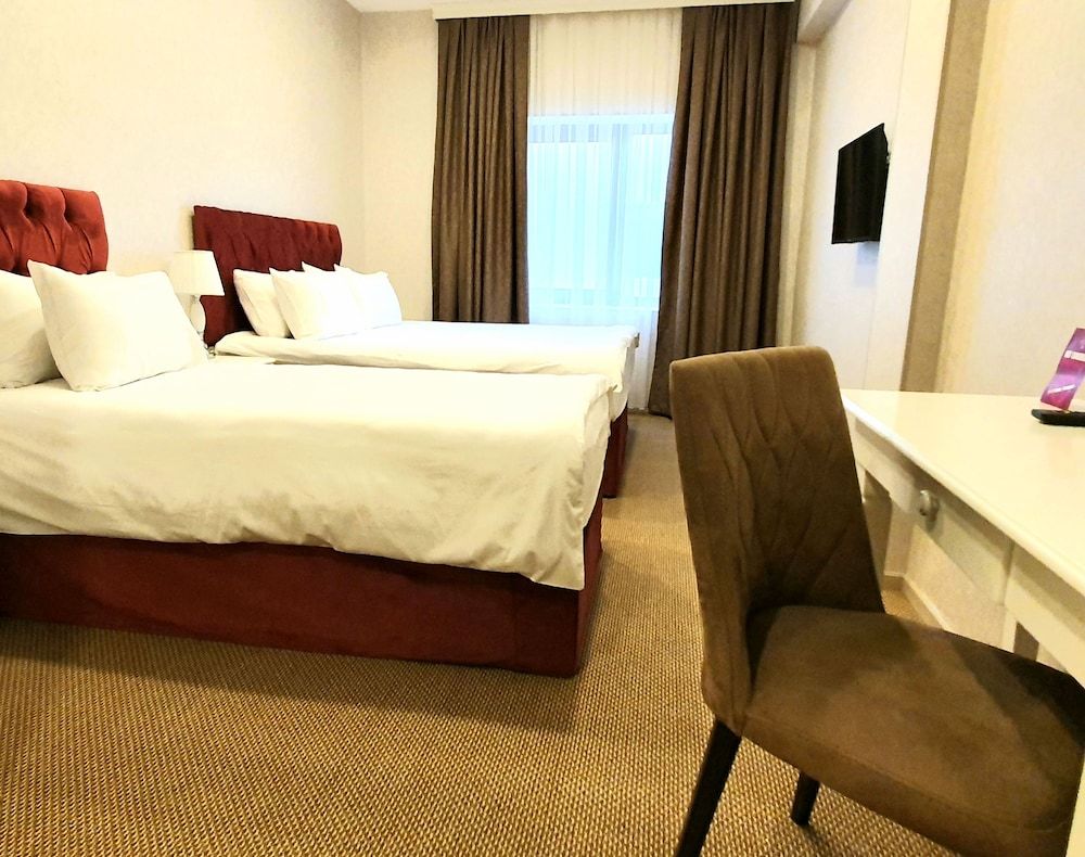 La Casa Fountains Square Deluxe Triple Room 16