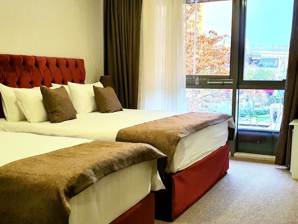 La Casa Fountains Square Deluxe Triple Room 8