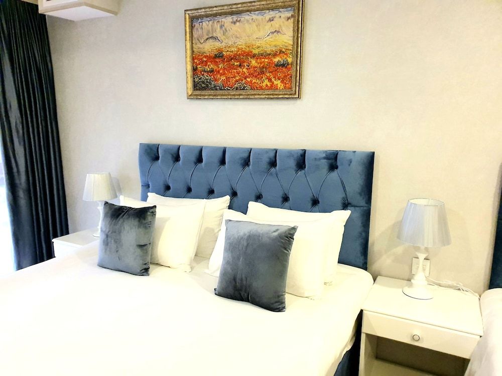 La Casa Fountains Square Deluxe Triple Room 15