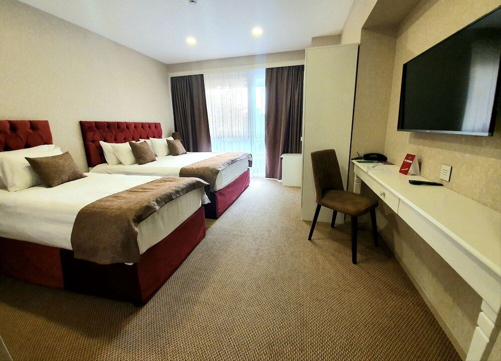 La Casa Fountains Square Deluxe Triple Room 2