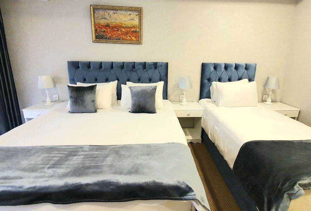 La Casa Fountains Square Deluxe Triple Room 18