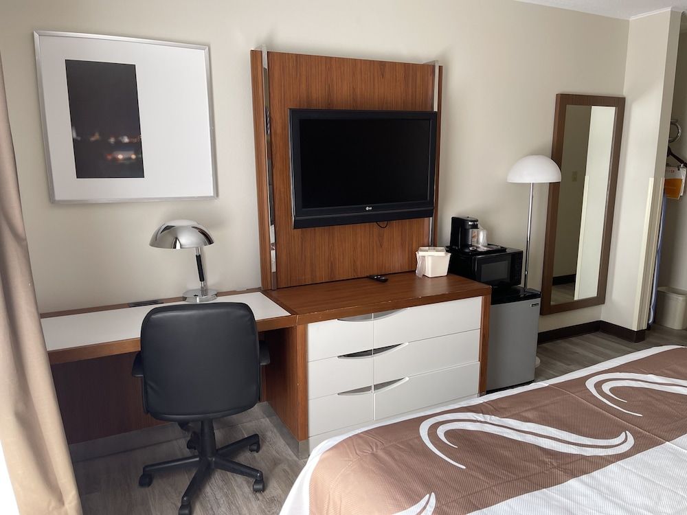 Quality Inn & Suites New Hartford - Utica Standard Room, 1 King Bed, Non Smoking 7