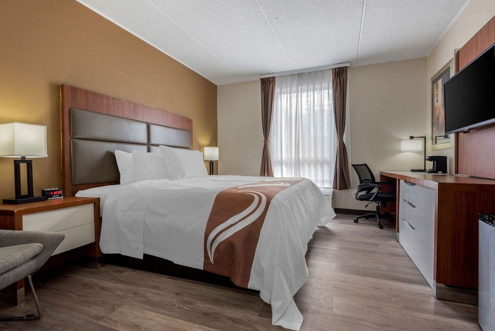 Quality Inn & Suites New Hartford - Utica Standard Room, 1 King Bed, Non Smoking 3