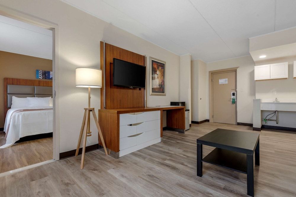 Quality Inn & Suites New Hartford - Utica Suite, Non Smoking (2 Double beds, 1 Sofa Bed) 3