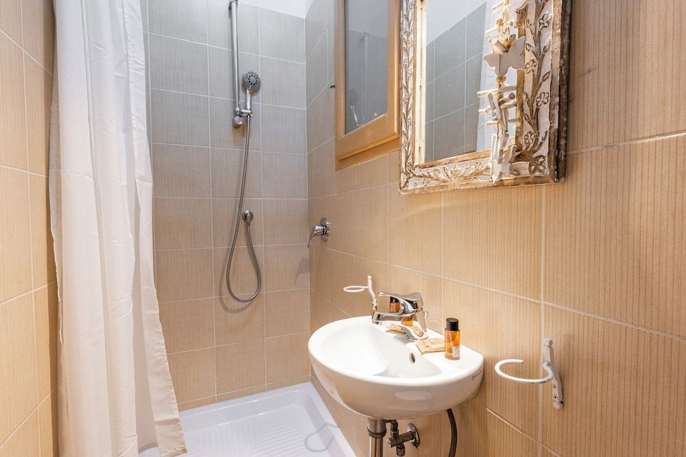 Santa Croce Retreat by MMega Comfort Apartment, 2 Bedrooms, Non Smoking 11